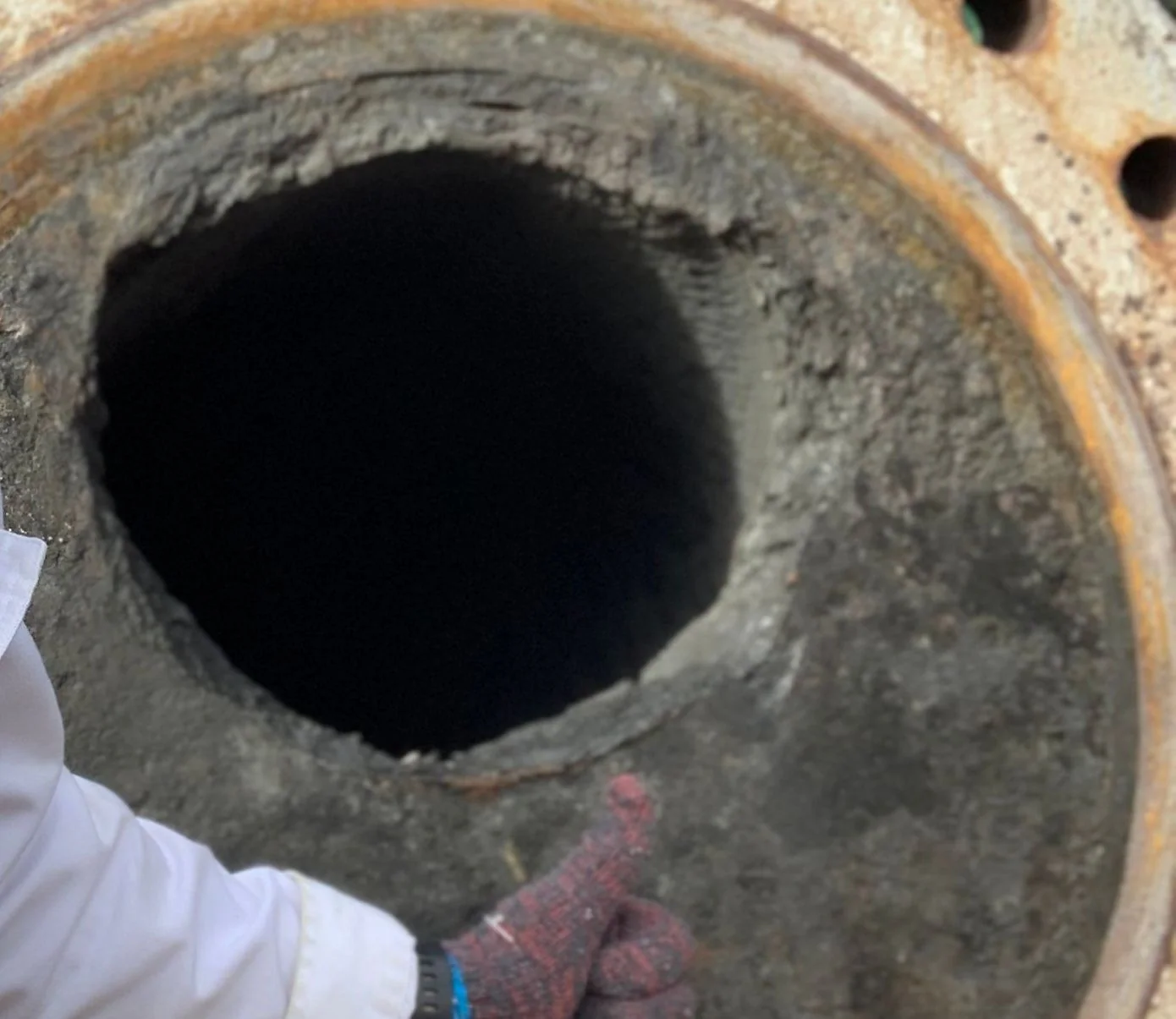Deposits inside a geothermal process pipe before Dezu cleaning in 2020